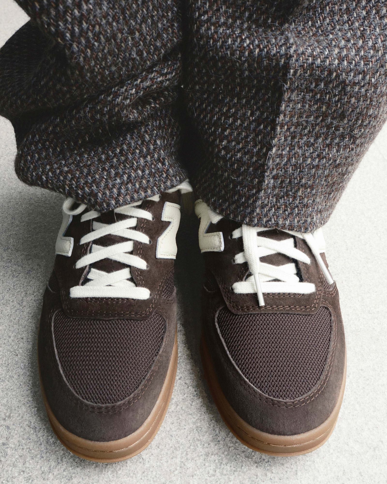 ニューバランス×オーラリー】秋の装いに似合う上品な一足。名作テニス